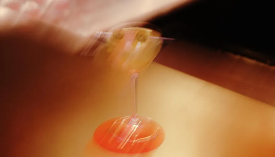 Copa de coctel con luz cálida