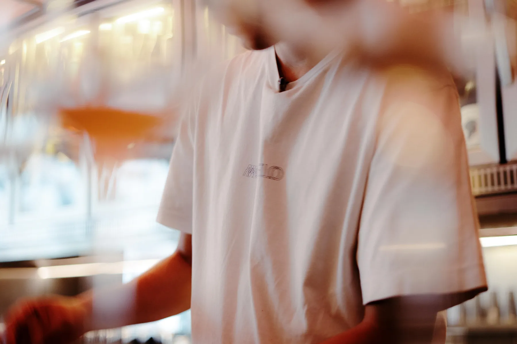 Persona con playera blanca en movimiento