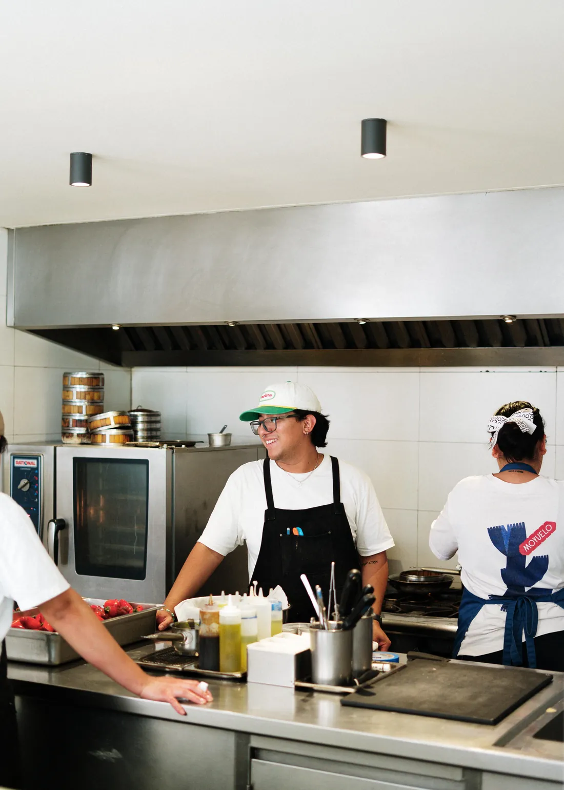 El equipo de cocina de Moyuelo trabajando